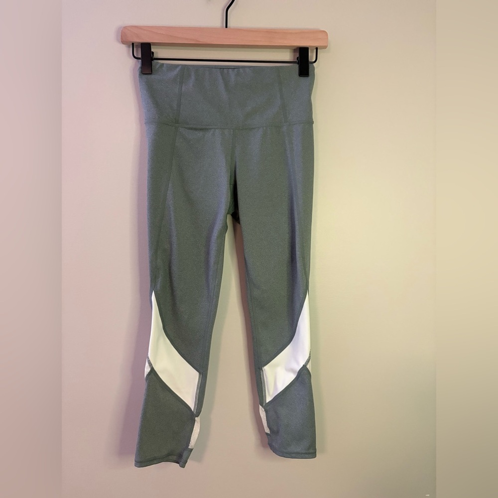 Women’s Athleta Colorblock Mesh Salutation Capri leggings size XS